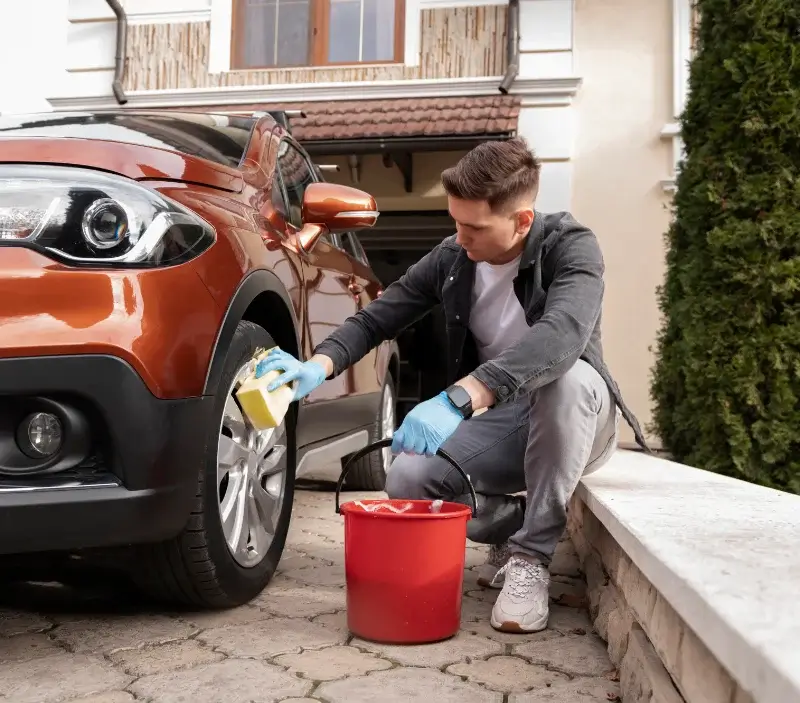 Lavage auto à domicile Saulon-la-Rue : professionnel intervenant sur un véhicule